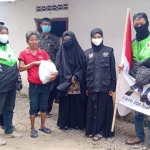 Tim ACT Kediri dan Ojol saat mengantar bantuan pangan kepada penerima manfaat di Kecamatan Mojo, Kabupaten Kediri. foto: ist.