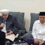 Syaikh Afifuddin Al-Aljailani dan Prof Dr KH Asep Saifuddin Chalim, MA, dalam acara istitghatsah dan shalat malam di kawasan Pondok Pesantren Amanatul Ummah Jalan Siwalankerto Utara, Surabaya, Rabu (29/4/2025)/ Foto: bangsaonline