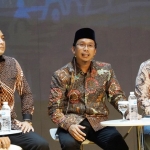 Bupati Ahmad Muhdlor (tengah) saat menjadi pembicara di Surabaya Business Forum (SBF) 2022, Sabtu (21/5/2022).