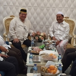 Ketua Umum Partai Golkar, Airlangga Hartarto, saat bertemu dengan Kiai Mutawakil Alallah di  Pondok Pesantren Zainul Hasan, Genggong, Pajarakan, Kabupaten Probolinggo.