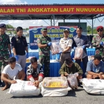Tim Gabungan 2ndFQR Lanal Nunukan dan Kopaska Busur Ambalat 19 menunjukkan barang bukti yang berhasil diamankan.