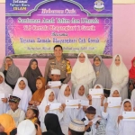 Kapolres AKBP Wahyu S. Bintoro bersama Ketua Yayasan Kemala Bhayangkara serta anak yatim dan dhuafa. 