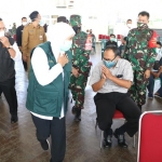 Gubernur Jawa Timur Khofifah Indar Parawansa meninjau vaksinasi di Kabupaten Gresik.