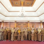 Wali Kota Mojokerto saat foto bersama petugas perpustakaan SD dan SMP.