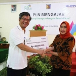 General Manager PLN Distribusi Jatim, Bob Saril saat Program PLN Mengajar di SMAN 6 Surabaya. 