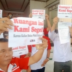 Aksi massa gabungan LSM saat menyegel sejumlah ruangan di kantor DPRD Kota Probolinggo.