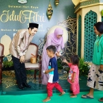 Gubernur Khofifah didampingi putra keduanya, Jalaluddin Mannagalli Parawansa, saat Open House bersama masyarakat di Gedung Negara Grahadi, Surabaya.