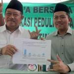 RESUME SURVEI: Cabup H Saiful Ilah (kiri) didampingi Ketua FPKB DPRD Sidoarjo H Amir Aslichin, saat menunjukkan hasil survei SMRC, Rabu (2/12). foto: musta