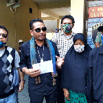 Mohammad (kanan) bersama istri serta didampingi pengacara dan beberapa LSM ketika melapor ke polisi.