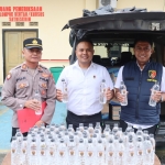 Kasatreskrim Polres Sampang Iptu Nur Fajri Alim (tengah) saat menunjukkan BB Miras