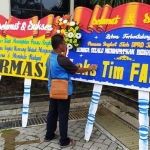 Karangan bunga dukungan bagi DPRD Jember untuk gunakan Hak Angket terhadap Bupati Jember.