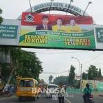 Spanduk yang dinilai mengekploitasi Presiden Jokowi terpampang di salah satu titik papan reklame kota Jombang. Foto : dio/bangsaonline