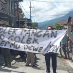 Warga dari Desa Sidomulyo, Kecamatan Batu, Kota Batu, menggelar demo buntut dari somasi yang dilakukan pihak hotel kepada kepala desa setempat.