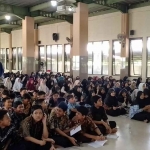 Kanit PPA Satreskrim Polresta Sidoarjo, Iptu Utun Utami, memberikan pembekalan kepada siswa-siswi SMP Al Islam Krian.