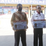 Mujiono (kanan) bersama warga lain yang mendapat SIM gratis dari Polres Ngawi.