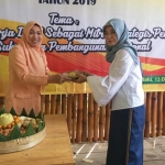 Ketua DWP Cabdin Kota Malang-Batu Ny. Didik memberikan kenang-kenangan kepada Ketua DWP Dinas Pendidikan Provinsi Jatim Lilyana Ramliyanto.