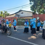 Aksi berbagi nasi kotak yang dilakukan PWI Mojokerto Raya berkolaborasi dengan Warung SYD