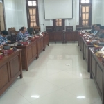 Suasana hearing antara Komisi B dan beberapa OPD, salah satunya Dinas Perdagangan Kota Malang, terkait temuan hasil sidak di Pasar Besar Malang, Rabu (06/11) lalu.