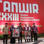 Gubernur Khofifah saat menghadiri Tanwir Ikatan Mahasiswa Muhammadiyah ke-XXXIII di Dome UMM.