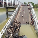 Tim gabungan masih terus berupaya mencari korban lain di jembatan yang ambruk. foto: Gunawan/ Bangsaonline.com