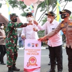 Forkopimda Lamongan melepas balon tanda pencanangan Serbuan Vaksin Nasional TNI-Polri.