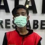 Pelaku pencurian motor bernama Rizal (27), saat diamankan Polrestabes Surabaya.