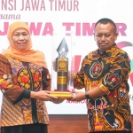 Gubernur Khofifah saat menerima penghargaan dari Ketua PWI Jatim, Lutfil Hakim.