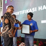 Pj Wali Kota Batu, Aries Agung Paewai, saat launching program sertifikasi halal.