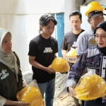 Wali Kota Kediri, Vinanda Prameswati saat meninjau lokasi bedah rumah. Foto: Muji Harjita/BANGSAONLINE