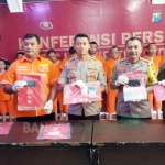 Kapolres beserta  jajaran menunjukkan barang bukti yang diamankan. foto: SOFFAN/ BANGSAONLINE