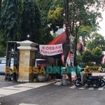 Posko PKL eks Kali Avoor yang didirikan di sisi timur pintu gerbang gedung DPRD Gresik. Foto: SYUHUD/BANGSAONLINE