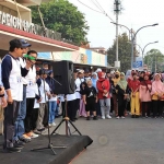 Wali Kota Pasuruan, Saifullah Yusuf atau yang akrab disapa Gus Ipul, ketika melepas keberangkatan peserta jalan sehat dalam rangka memperingati Hari Disabilitas Internasional 2023.