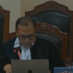 Tangkapan layar kuasa hukum pasangan nomor urut 1 dalam Pilkada Nganjuk, Isnaldi, saat membacakan petitum dalam sidang sengketa Pilkada 2024 di MK.
