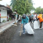 Wakil Bupati Lumajang bersih-bersih pada Peringatan HPSN.