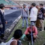 Rombongan Bupati Jember Hendy Siswanto bersama ketua KONI, dispora, serta beberapa OPD terkait saat meninjau progres Stadion JSG yang menjadi salah satu venue Porprov Jawa Timur. 