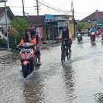 Para pelajar dari SMPN 2 Tanggulangin, Sidoarjo, saat mengarungi banjir.