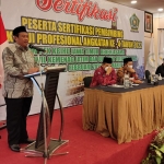 Kakanwil Kemenag Jatim Husnul Maram saat membuka  kegiatan sertifikasi manasik haji mandiri, di Novotel Hotel Surabaya, Senin (28/2) malam. foto: ist.