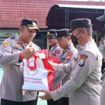 Kapolres Ngawi, AKBP Dwiasi Wiyatputera saat memberikan bantuan Presiden RI secara simbolis di Halaman polres setempat, Senin (20/3/2023).