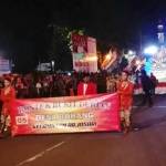 Peserta festival rontek saat menunjukan kebolehannya di depan juri.