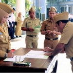 Salah seorang Kepala SKPD menandatangani pakta integritas dan kontrak kinerja di hadapan Wali Kota Batu, Dewanti Rumpoko.
