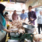 Petugas saat meninjau penjualan daging ayam ras, salah satu bahan kebutuhan yang mendorong inflasi di Kota Kediri pada Oktober 2024. Foto: Ist