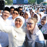 Gubernur Jatim Khofifah Indar Parawansa berswafoto saat menghadiri puncak peringatan Hari Santri Nasional di Tugu Pahlawan, Kota Surabaya, Ahad (22/10/2023).