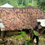 Longsor yang terjadi pada Rabu (24/1) kemarin sekitar pukul 15.00 WIB itu menimpa rumah Rifai (45), salah satu warga desa setempat.  