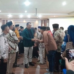 Bupati Situbondo saat bersalaman dengan kepala desa.