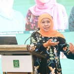 Ketua Umum PP Muslimat NU, yang juga Gubernur Jawa Timur periode 2019-2024, Khofifah Indar Parawansa, saat memberi sambutan di Konferwil XVI Fatayat NU Jatim.