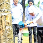 Gubernur Khofifah bersama jajaran Forkopimda menanam pohon pule setinggi enam meter sebagai simbol komitmen perluasan ruang terbuka hijau di wilayah perkotaan.