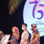 Penghargaan berupa sertifikat saat diserahkan langsung oleh Gubernur Jatim Khofifah Indar Parawansa ketika mengikuti event Aktivasi Seni Budaya Daerah 2020 di Pantai Villa Solong, Kabupaten Banyuwangi, Sabtu (14/11/2020) lalu. (foto: ist)