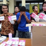 Tersangka Nur Rizki dan BB obat saat dirilis di Mapolrestabes Surabaya.