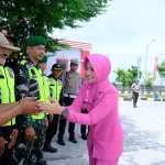 Kapolres Ngawi AKBP Dwi Sumrahadi Rakhmanto dan Ketua Bhayangkari Cabang Ngawi, Indah Dwi saat menyapa petugas yang berjaga di posyan