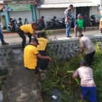 Kerja bakti yang dilakukan jajaran personel Polsek Taman dan Polresta Sidoarjo membersihkan sungai.